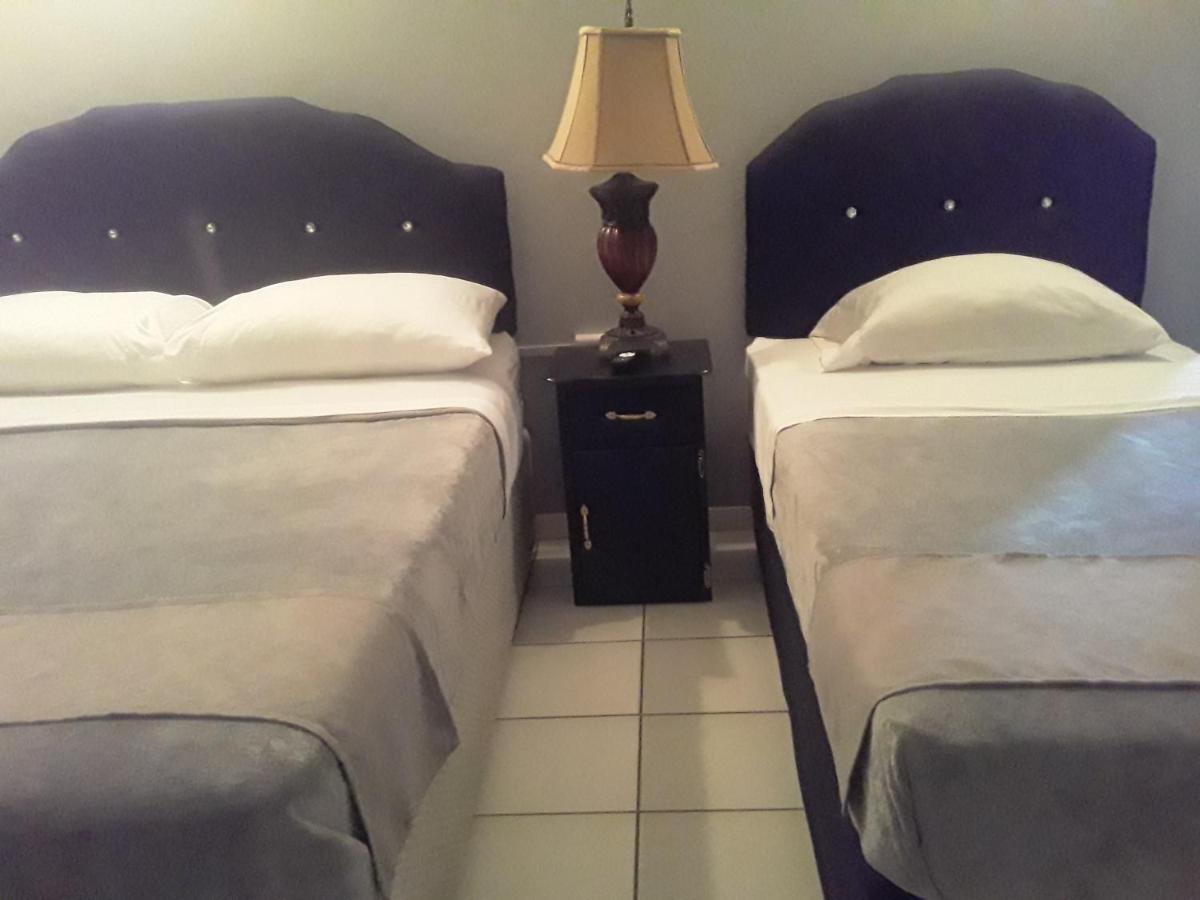 Piarco Derick'S Inn מראה חיצוני תמונה